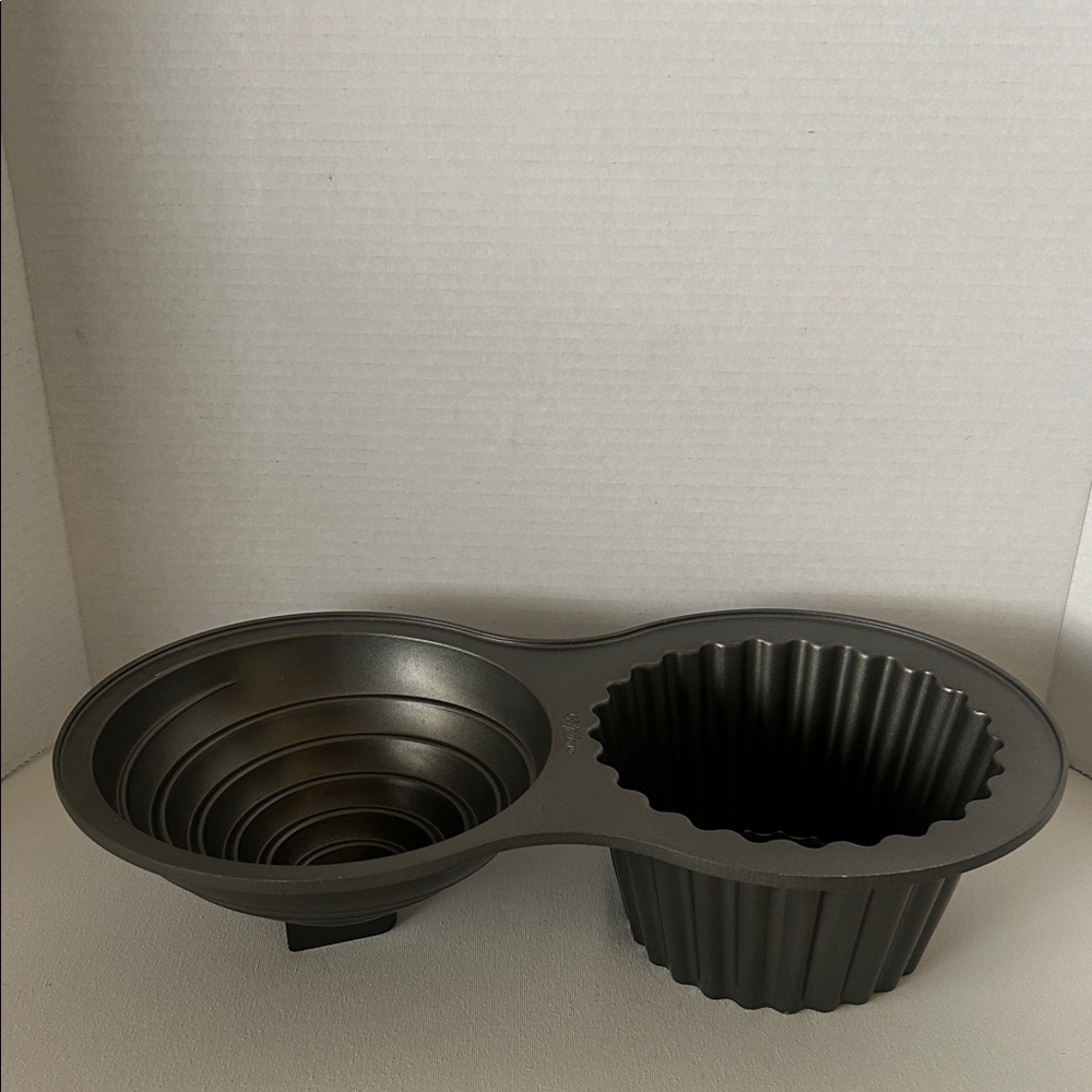 Wilton Black Giant Cupcake Pan